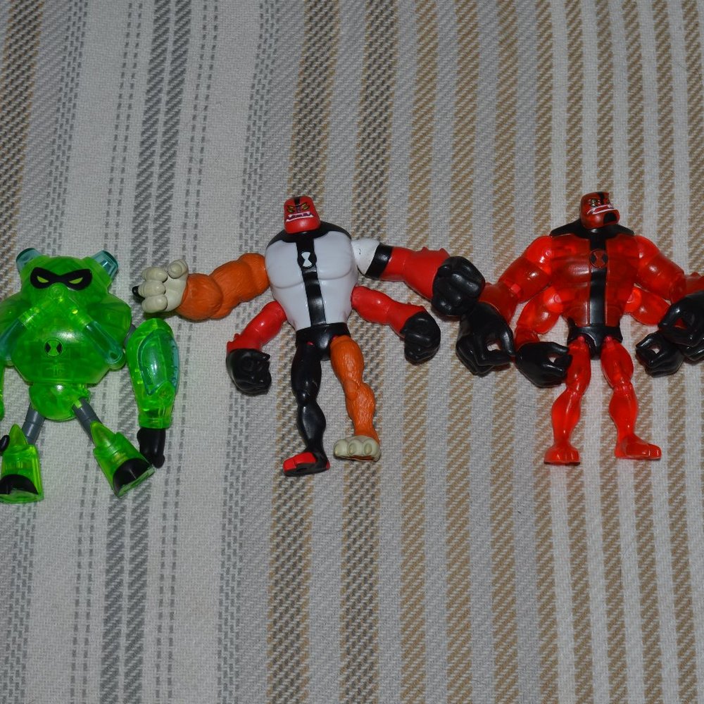 3 Ben 10 Action Figures